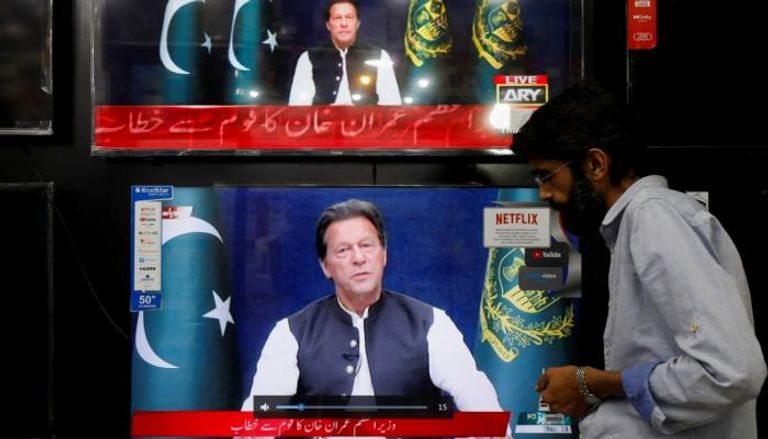 باكستاني يتابع كلمة لرئيس الوزراء عمران خان - رويترز