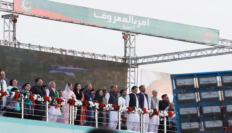 عمران خان في كلمة لأنصار حزبه في اجتماع في العاصمة إسلام أباد باكستاني يتابع كلمة لرئيس الوزراء عمران خان - رويترز