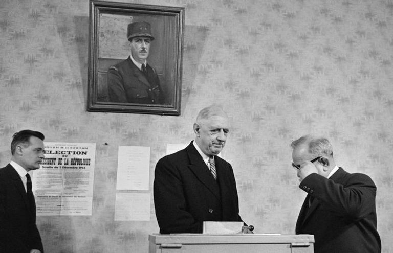 منشورات تظهر إيمانويل ماكرون ومارين لوبان وجان لوك ميلينشون (أ. ف. ب)