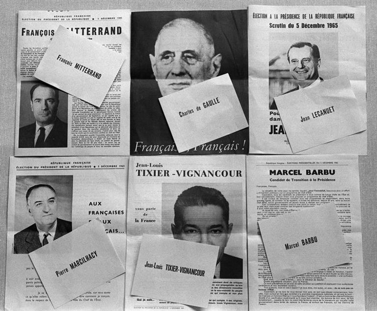 منشورات تظهر إيمانويل ماكرون ومارين لوبان وجان لوك ميلينشون (أ. ف. ب)