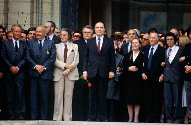 منشورات تظهر إيمانويل ماكرون ومارين لوبان وجان لوك ميلينشون (أ. ف. ب)