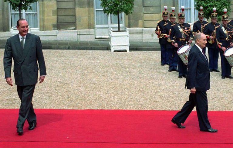 منشورات تظهر إيمانويل ماكرون ومارين لوبان وجان لوك ميلينشون (أ. ف. ب)