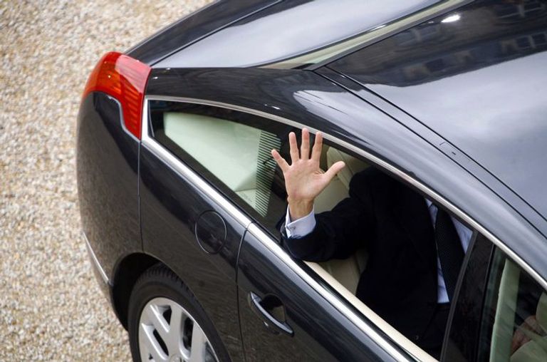 منشورات تظهر إيمانويل ماكرون ومارين لوبان وجان لوك ميلينشون (أ. ف. ب)