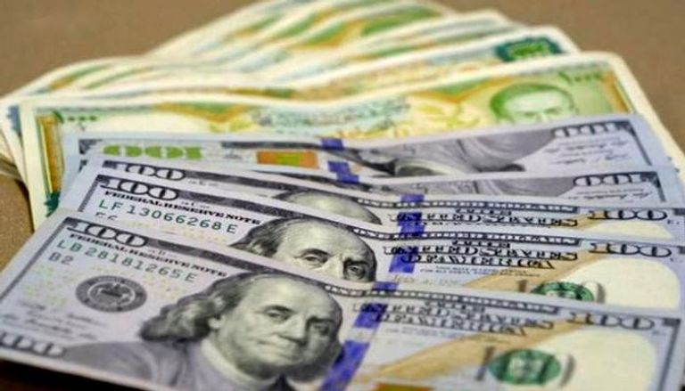أوراق نقدية فئة 100 دولار وليرات سورية- أرشيفية