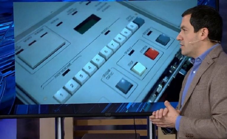 أحد حراس بوتين حاملا الحقيبة النووية - ذا صن