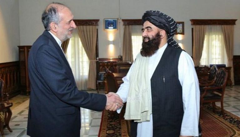 وزير خارجية حركة طالبان أمير خان متقي مع السفير الإيراني في كابول