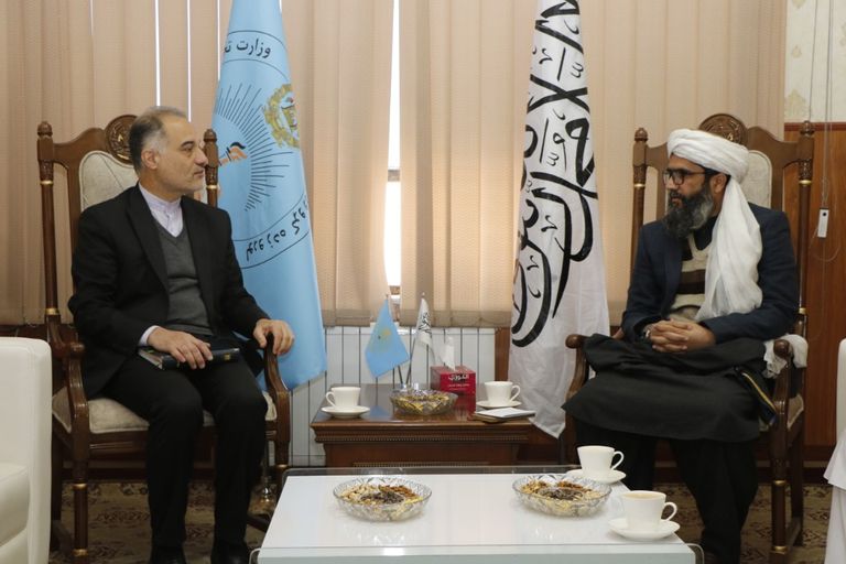 وزير خارجية حركة طالبان أمير خان متقي مع السفير الإيراني في كابول