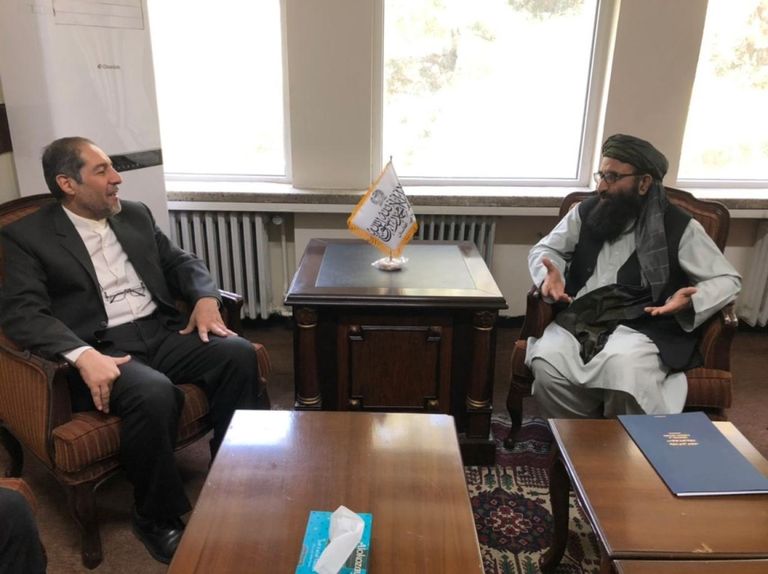 طالبان تحتج رسميا على إساءة إيران لللاجئين الأفغانضياء الله ناصري مدير المكتب السياسي لوزارة خارجية طالبان مع سفير إيران وزير خارجية حركة طالبان أمير خان متقي مع السفير الإيراني في كابول
