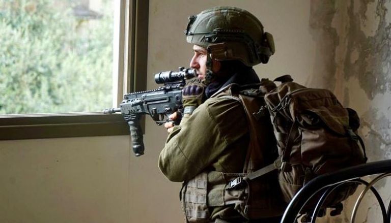 جندي بالجيش الإسرائيلي خلال عملية عسكرية في جنين 
