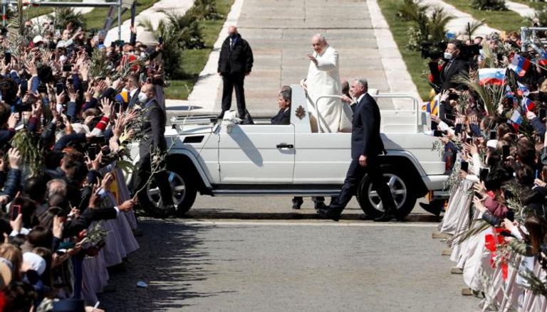 البابا فرنسيس يحيي الحشود بعد عظة أحد الشعانين- رويترز