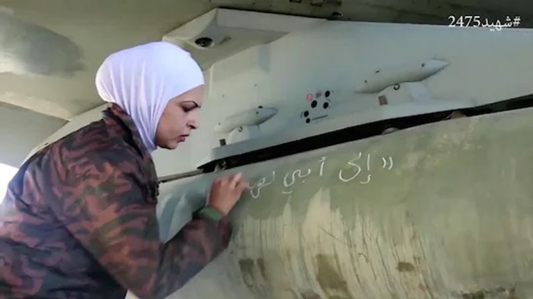 ابنة معاذ الكساسبة تكتب رسالة على صاروخ بقايا الصاروخ الذي استهدف محطة للقطار في أوكرانيا