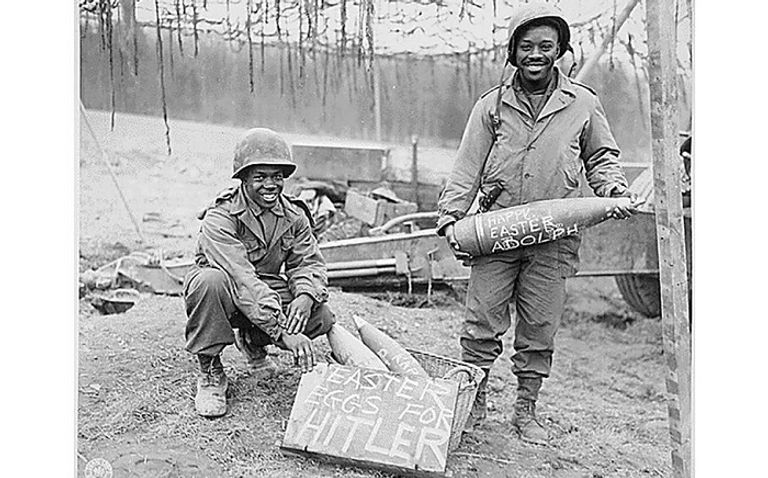 بقايا الصاروخ الذي استهدف محطة للقطار في أوكرانيا