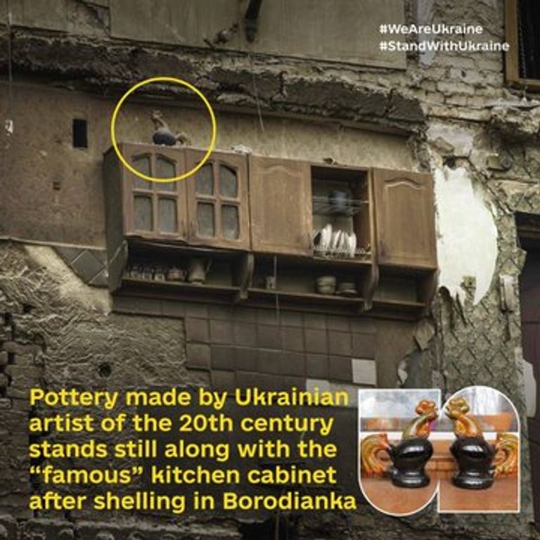 جونسون وزيلينسكي يحملان ديكين خزفيين