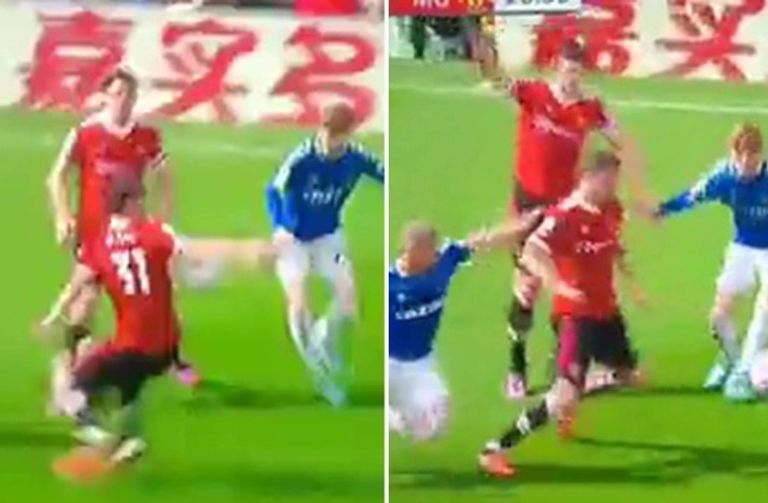 ماجواير يطلب احتساب خطأ على زميله