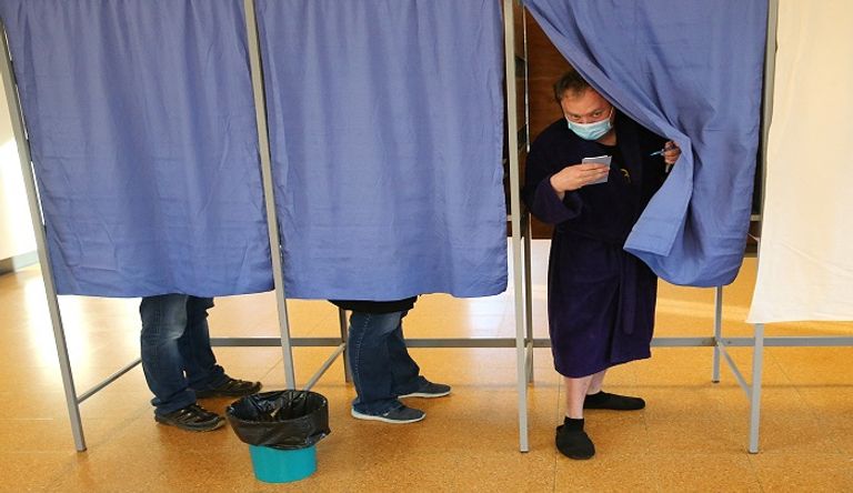 ناخب فرنسي يخطف الأنظار بارتدائه