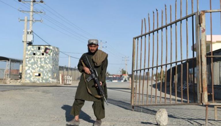 عنصر من طالبان أمام معبر حدودي مع إيران