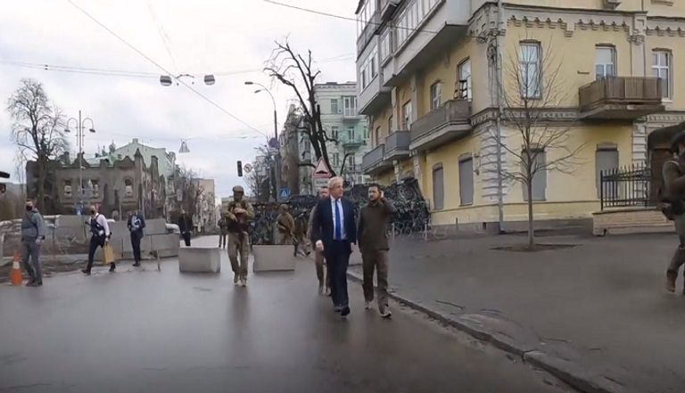 جانب من جولة جونسون وزيلينسكي في شوارع كييف