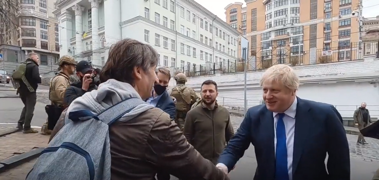 جونسون يصافح بعض المارة في شوارع كييف
