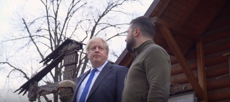 جانب من جولة جونسون وزيلينسكي في شوارع كييف