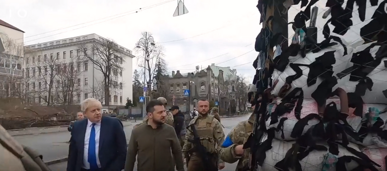 جانب من جولة جونسون وزيلينسكي في شوارع كييف