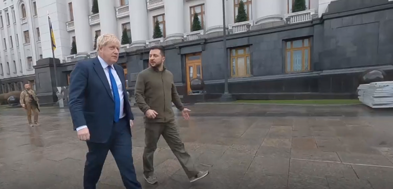 جانب من جولة جونسون وزيلينسكي في شوارع كييف