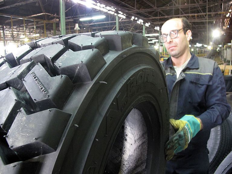 أحد عمال الشركة المتخصصة في صناعة الإطارات جانب من احتجاجات الإيرانيين