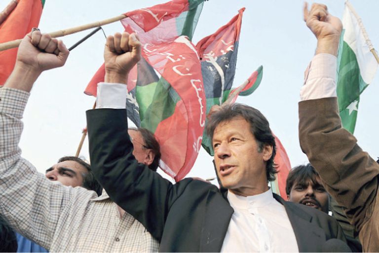 جانب من دعم أنصار عمران خان له قبل جلسة العزل