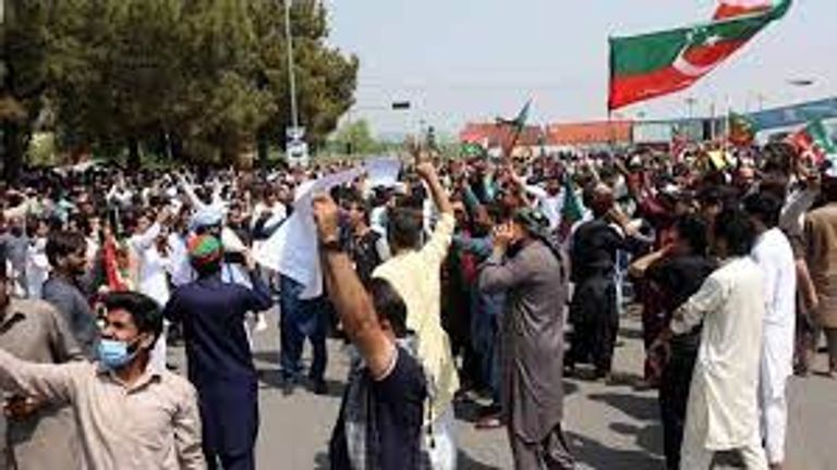 جانب من دعم أنصار عمران خان له قبل جلسة العزل