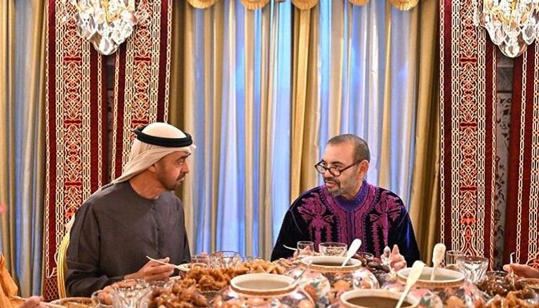 الملك محمد السادس رفقة الشيخ محمد بن زايد آل نهيان على مأدبة الإفطار