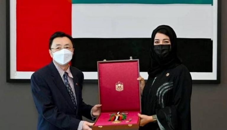 ريم بنت إبراهيم الهاشمي تقلد السفير الصيني بوسام زايد الثاني