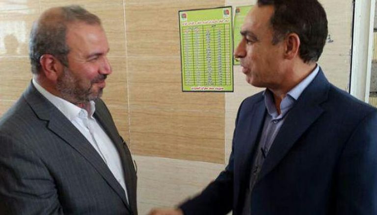 إلى اليسار السفير الإيراني الجديد في العراق مصافحا حاكم مدينة مهران 