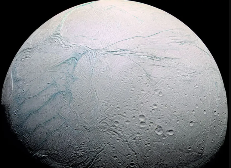 خريطة توضح الفوهات المظللة بشكل دائم (باللون الأزرق) بالقرب من قطب القمر الجنوبي