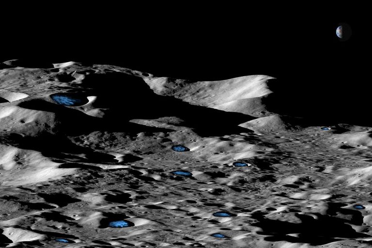 خريطة توضح الفوهات المظللة بشكل دائم (باللون الأزرق) بالقرب من قطب القمر الجنوبي