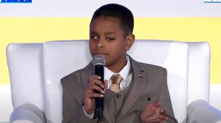 مصطفى شعبان مع الطفل في مشهد من المسلسل