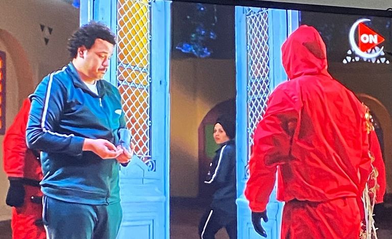 جوني والكبيرة وراء لعبة السبيط