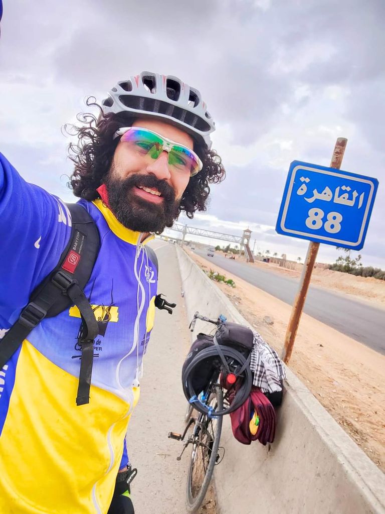 محمد المصري في إحدى رحلاته بالدراجة محمد المصري في إحدى رحلاته بالدراجة