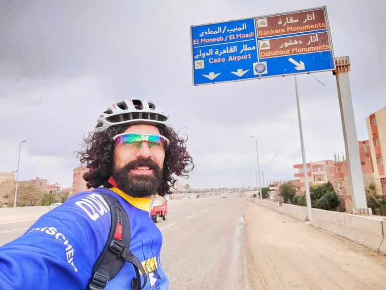 محمد المصري في إحدى رحلاته بالدراجة محمد المصري في إحدى رحلاته بالدراجة