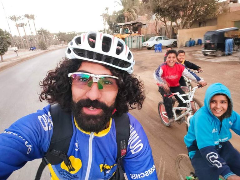 محمد المصري في إحدى رحلاته بالدراجة محمد المصري في إحدى رحلاته بالدراجة