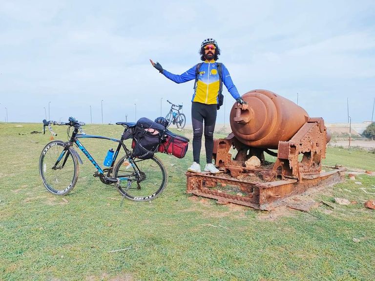 محمد المصري في إحدى رحلاته بالدراجة محمد المصري في إحدى رحلاته بالدراجة