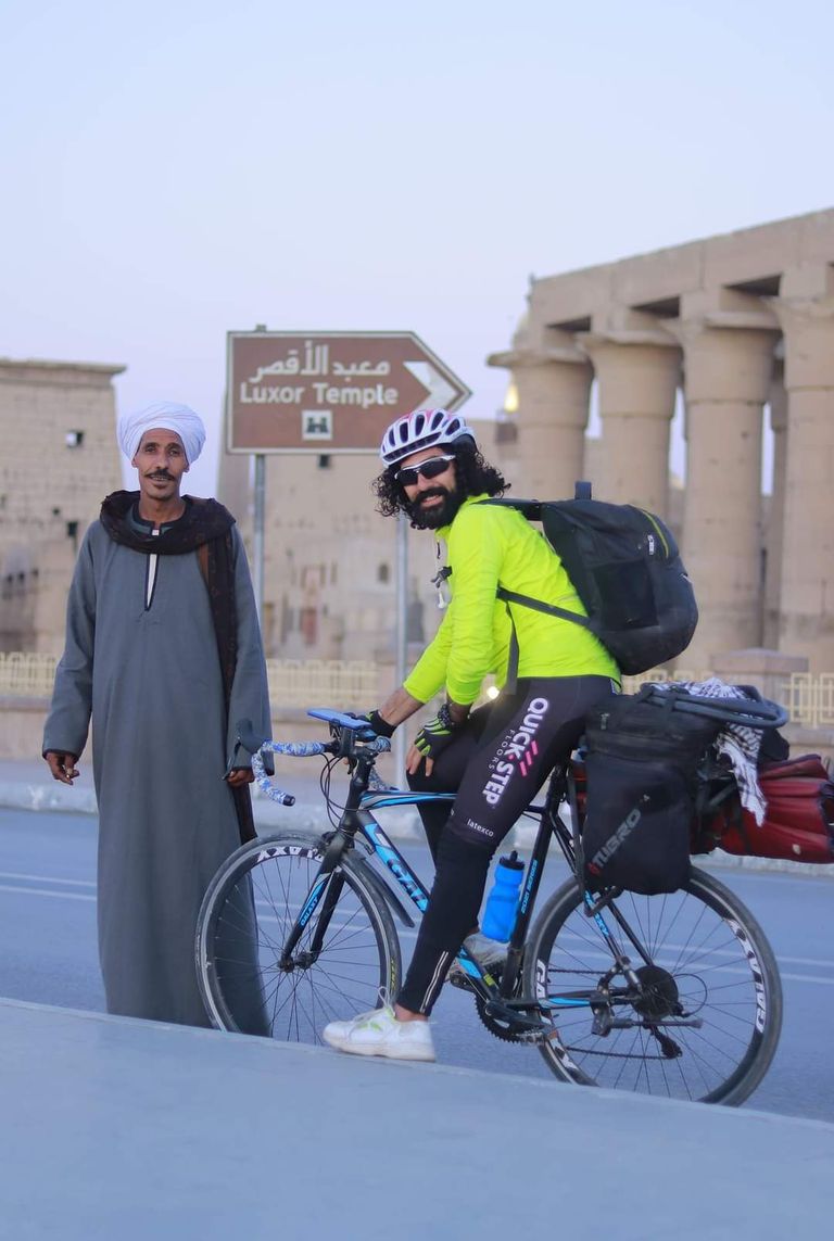 محمد المصري في إحدى رحلاته بالدراجة محمد المصري في إحدى رحلاته بالدراجة