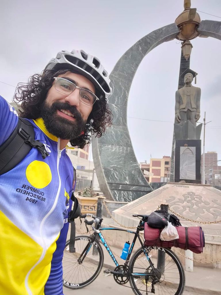 محمد المصري في إحدى رحلاته بالدراجة محمد المصري في إحدى رحلاته بالدراجة