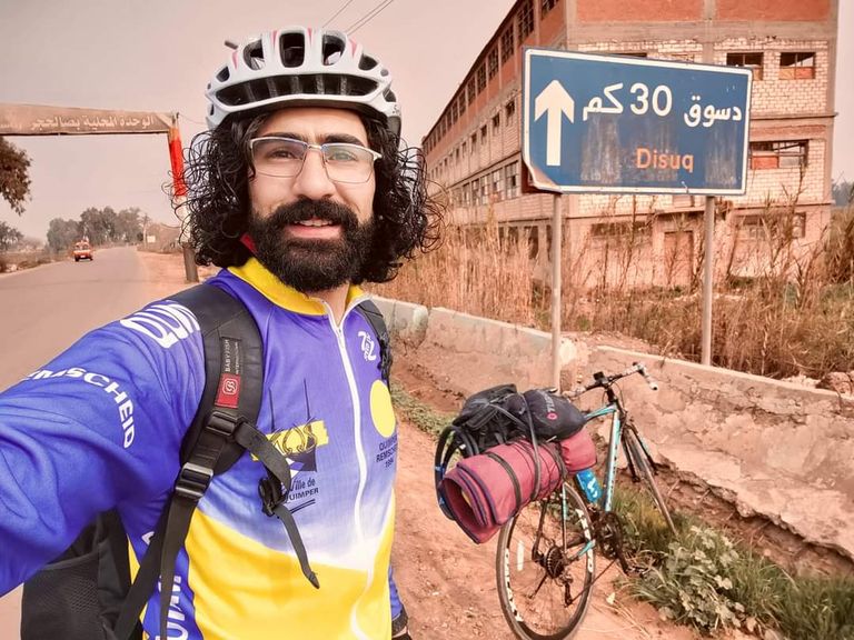 محمد المصري في إحدى رحلاته بالدراجة محمد المصري في إحدى رحلاته بالدراجة