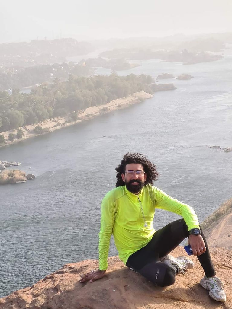 محمد المصري في إحدى رحلاته بالدراجة محمد المصري في إحدى رحلاته بالدراجة