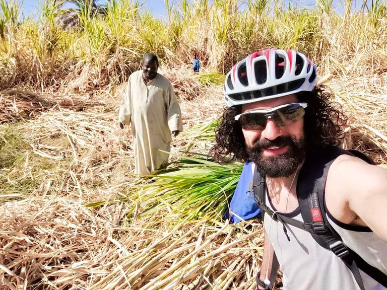 محمد المصري في إحدى رحلاته بالدراجة محمد المصري في إحدى رحلاته بالدراجة