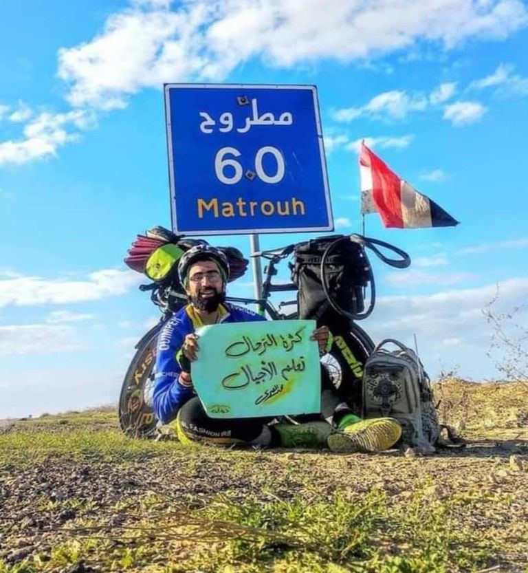 محمد المصري في إحدى رحلاته بالدراجة محمد المصري في إحدى رحلاته بالدراجة