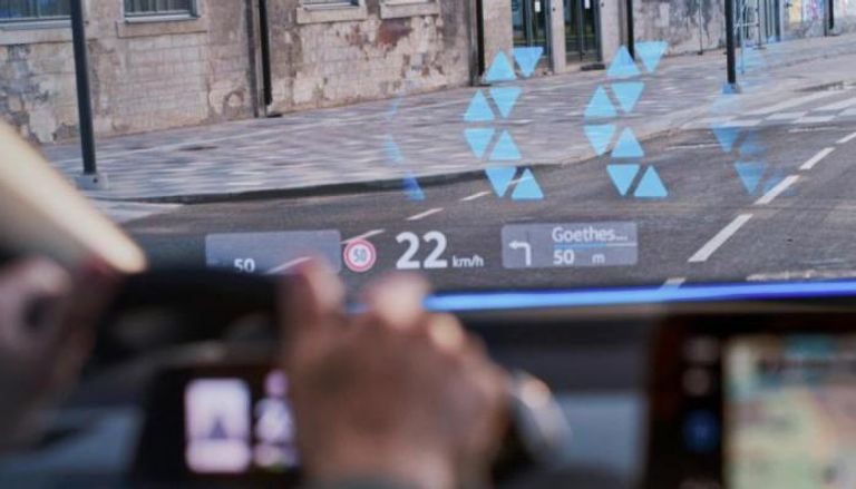التقنية الجديد تستخدم الليزر لعرض المعلومات على الزجاج الامامي للسيارة