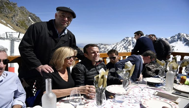 بريجيت ترافق زوجها ماكرون للتصويت في انتخابات الأحد - رويترز