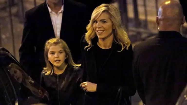 أصبح ماكرون زوجا لوالدة زميلته في الفصل لورانس أوزيير بريجيت ترافق زوجها ماكرون للتصويت في انتخابات الأحد - رويترز