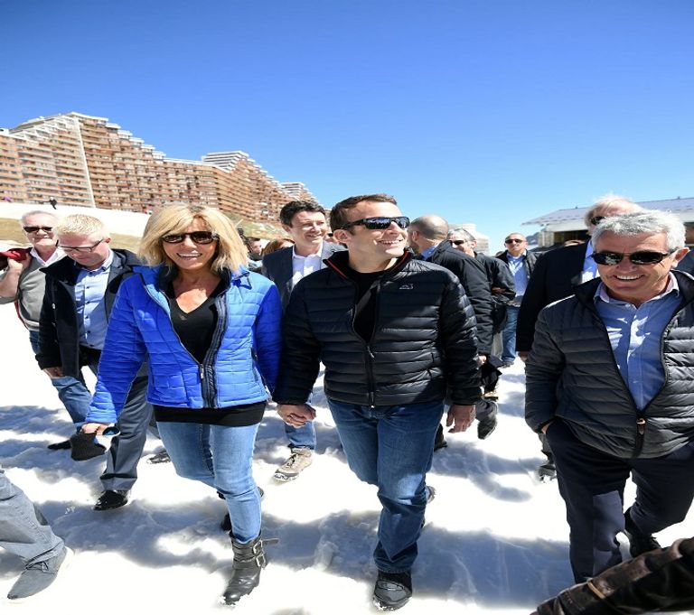 بريجيت ترافق زوجها ماكرون للتصويت في انتخابات الأحد - رويترز