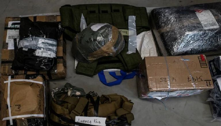 متفجرات تم استلامها كمساعدات لنقلها للقوات الأوكرانية متطوعة وسط أجزاء الطائرات المسيرة